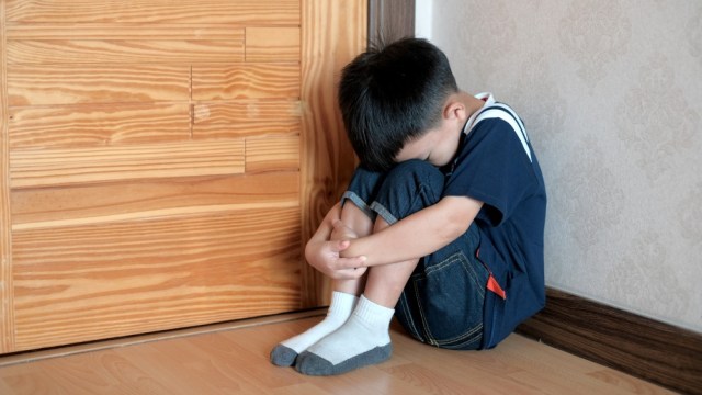 Ilustrasi anak sedih, anak stres, anak jadi korban bully. Foto: Shutterstock