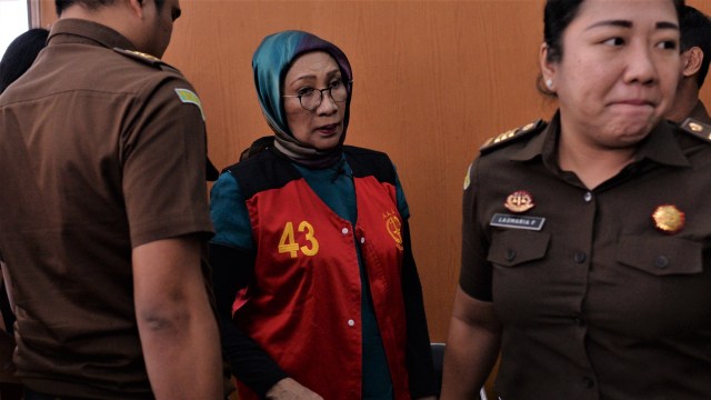 Terdakwa kasus dugaan penyebaran berita bohong atau hoaks, Ratna Sarumpaet (tengah) bersiap mengikuti sidang lanjutan di PN Jakarta Selatan, Jakarta, Selasa (19/3/2019). Foto: ANTARA FOTO/Aprillio Akbar