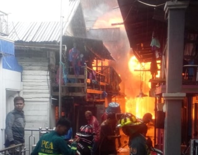 Kebakaran di Gang Sederhana RT 02, Kelayan A, Banjarmasin Selatan pada Selasa (19/3/2019) pagi. Foto: Istimewa