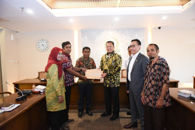com-Ketua DPR RI bersama Asosiasi DPRD Kabupaten Seluruh Indonesia (ADKASI) dan anggota komisi DPR RI