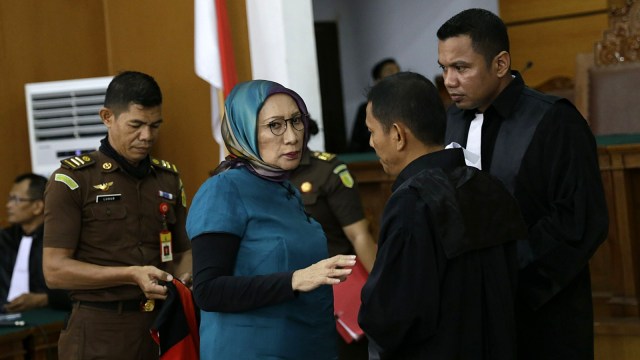 Politisi sekaligus seniman Ratna Sarumpaet usai menjalani sidang adenda putusan sela di Pengadilan Negeri Jakarta Selatan, Selasa (19/03). Foto: Ronny