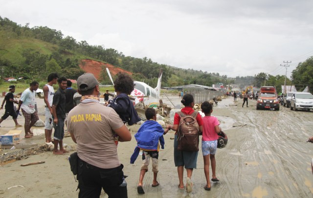 Para warga terpaksi mengungsi ke tempat aman pasca banjir bandang menghantam Sentani dan sekitarnya di Kabupaten Jayapura. (Foto Katharina)