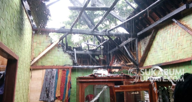 Kondisi rumah yang terbakar di Kampung Sindangreret RT 03/ 05 Desa Mekarsari, Kecamatan Ciracap, Kabupaten Sukabumi. | Sumber Foto:Istimewa