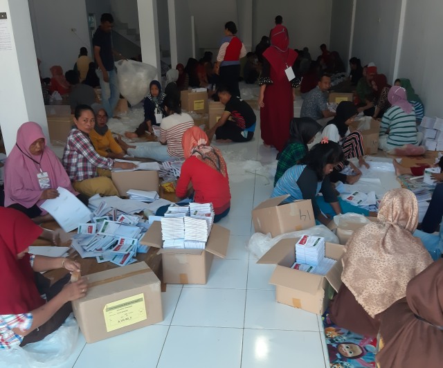 Proses pelipatan surat suara di gudang logistik milik KPU Kota Kendari, Selasa (19/03). Foto: Wiwid Abid Abadi/kendarinesiaid