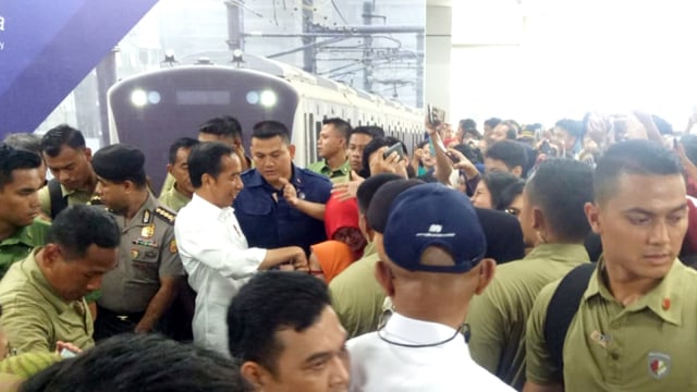 Presiden Jokowi saat disambut warga di Stasiun MRT Lebak Bulus, Jakarta, Selasa (19/3). Foto: Fahrian Saleh/kumparan