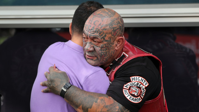 Anggota geng motor Mongrel Mob memeluk keluarga korban serangan masjid di Christchurch. Foto: AFP/MICHAEL BRADLEY