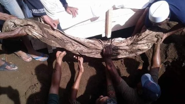 Jasad Kiai Anwar Sudibyo tetap utuh saat dibongkar dan dipindahkan meski sudah 31 tahun dimakamkan (Foto: Facebook Santri Ndalem)