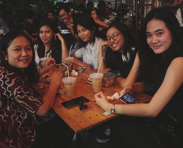  Kemeriahan pada malam puncak perayaan ulang tahun perdana Warong Kafein. Foto: Instagram @warongkafein.yk 