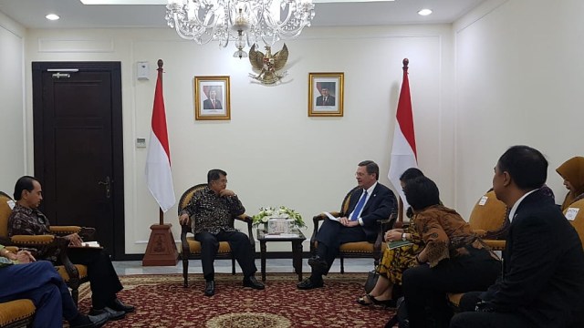 Wakil Presiden, Jusuf Kalla (kiri) terima Chief Executive Officer Corteva Agriscience, James Collins Jr (kanan) di Kantor Wapres, Jakarta, Selasa (19/3). Foto: Kevin Kurnianto/kumparan