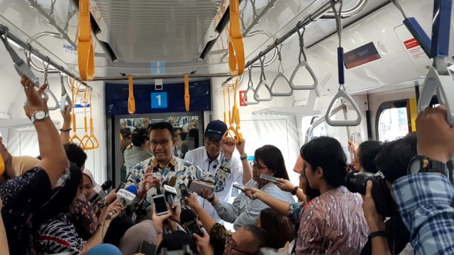Gubernur DKI Jakarta Anies Baswedan saat menjajal MRT Fase I Bundaran HI-Lebak Bulus, Selasa (19/3). Foto: Moh. Fajri/kumparan