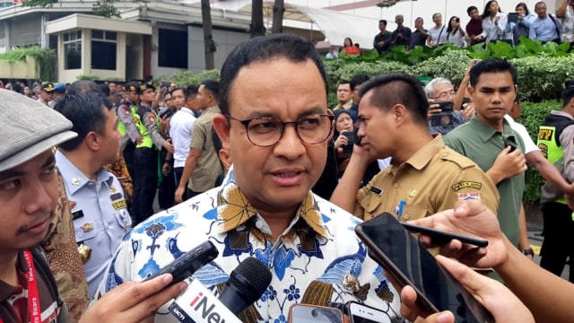 Gubernur DKI Jakarta Anies Baswedan usai menjajal MRT Fase I Bundaran HI-Lebak Bulus, Selasa (19/3). Foto: Moh. Fajri/kumparan