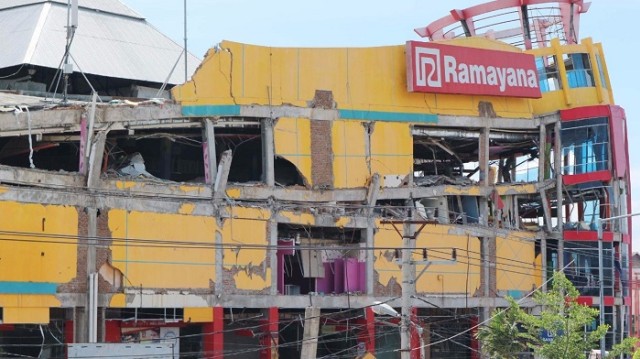 Salah satu Mall terbesar di Kota Palu, Sulawesi Tengah, yang rubuh setelah diguncang Gempa Bumi pada 28 September 2018 lalu. Banyak karyawan Mall yang kehilangan pekerjaan atas kejadian tersebut. Foto: PaluPoso  