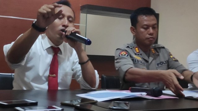 Wadir krimsus Polda Sulteng AKBP Setiadi Sulaksono,SIK,MH didampingi Humas Polda AKBP Didik Supranoto,SIK, dan Kasubdit II Eksus Dit Reskrimsus Polda Sulteng, Kompol Achmad Darmianto,SIK, saat memberi keterangan pers di Polda Sulteng terkait kasus penipuan nasabah salah satu Bank di Sulteng, Selasa (19/3). Foto: PaluPoso/Ikram