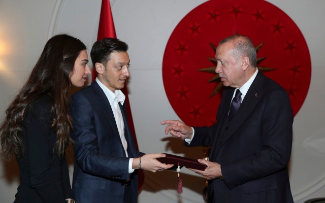 Mesut Oezil dan tunangannya, Amine Gulse bertemu Presiden Turki Recep Tayyip Erdogan (Foto: Telegraph)