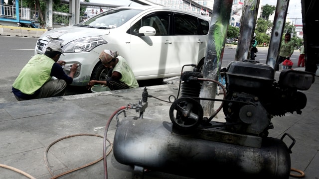 jasa pemoles body mobil, JPO Kramat Sentiong, Jalan Kramat Raya, Senen, Jakarta Pusat