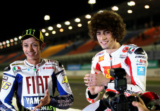 Dua pebalap MotoGP asal Italia, Valentino Rossi dan mendiang Marco Simoncelli. Foto: twitter/tuttomotoriweb