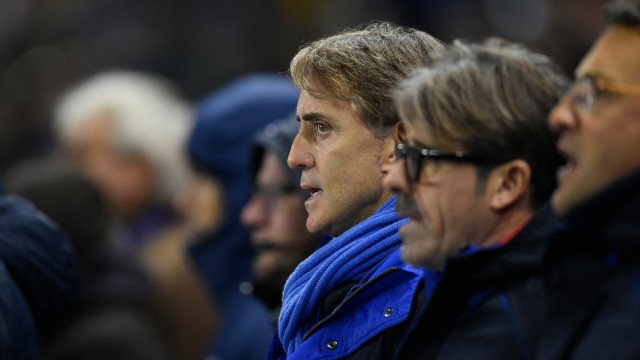 Mancini kala mendampingi Italia di laga uji tanding melawan Amerika Serikat. Foto: AFP/John Thys