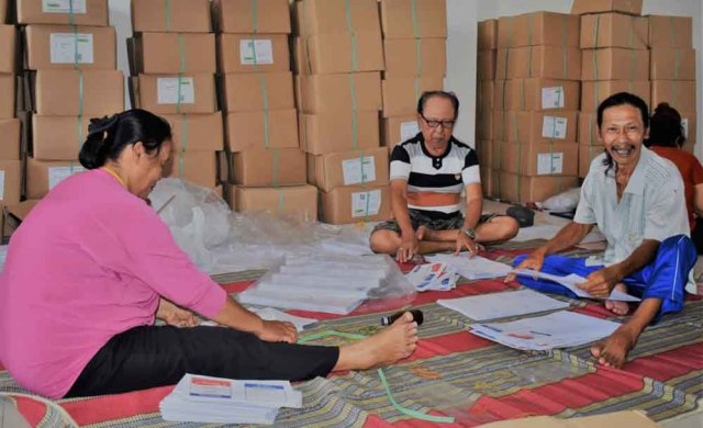 Proses pelipatan surat suara di KPU Blitar
