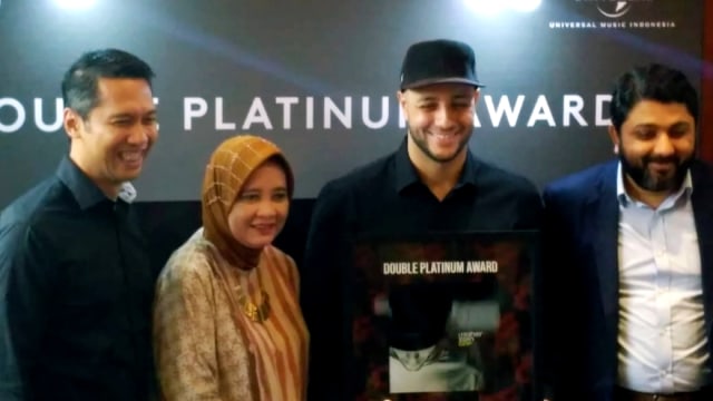 Maher Zain memperoleh sertifikasi double platinum di Indonesia. Foto: Alexander Vito/kumparan