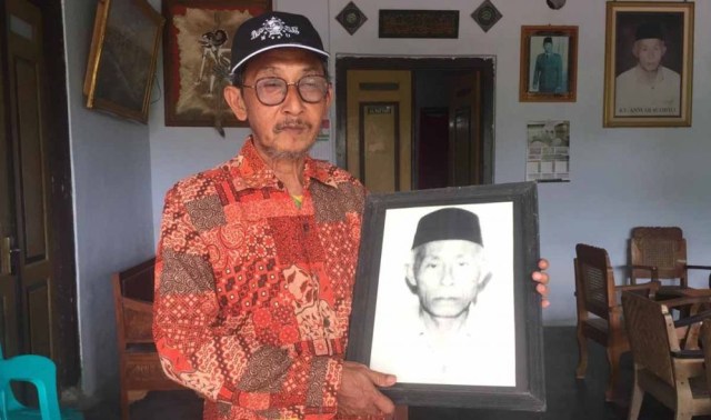 Keluarga menunjukkan foto semasa hidup Kiai Muhammad Anwar Sudibyo