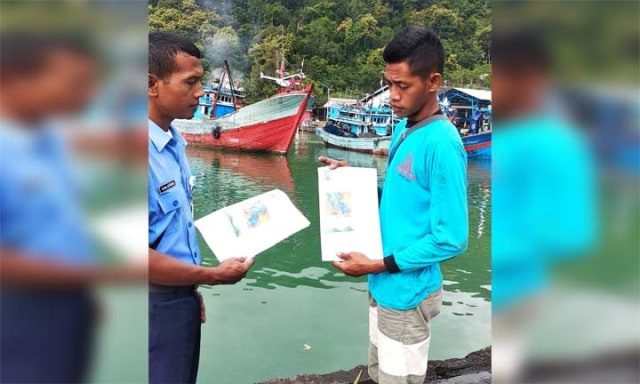 Petugas dari UPT Pengelolaan Sumber Daya Kelautan Dinas Kelautan Pemprov Jatim wilayah Pacitan saat memberikan arahan kepada nelayan Pacitan.