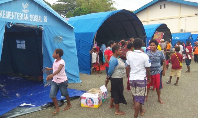 Posko Induk bagi pengungsian korban banjir bandang Sentani yang dipusatkan di halaman Kantor Bupati Jayapura. (Foto Katharina)