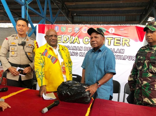 Wagub Papua Klemen Tinal (batik kuning) didampingi Bupati Jayapura, Mathius Awaitaouw. (Foto Istimewa)