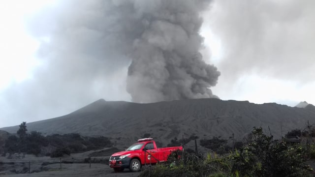 Kondisi Gunung Bromo saat erupsi. Foto: Dok. Sutopo
