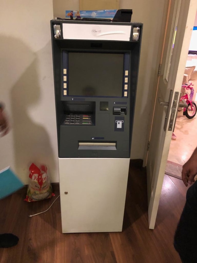 Mesin ATM di kamar RP pelaku skimming. Foto: Dok. Istimewa