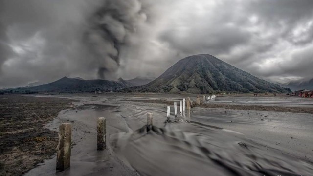 Potret Gunung Bromo saat erupsi. Foto: Dok. BNPB