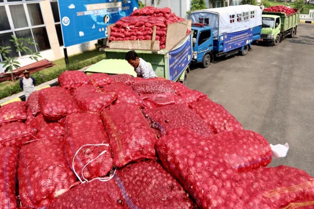 Bawang merah barang bukti sitaan Bea Cukai Kuala Langsa, sebelum diberangkatkan ke empat kabupaten/kota di Aceh, Selasa (19/3). Foto: Suparta/acehkini