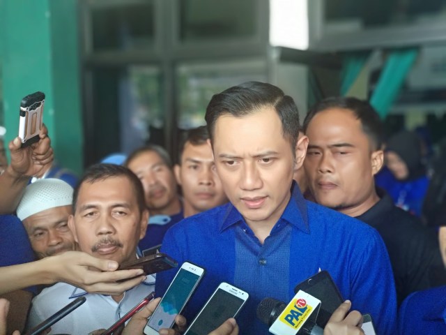 Komandan Kogasma Partai Demokrat, AHY didampingi Ketua DPD Partai Demokrat Sumsel, Ishak Mekki di Palembang. (Urban Id)
