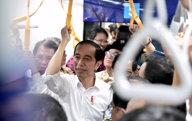 Presiden Joko Widodo mencoba MRT Jakarta Foto: Biro Pers/Muchlis