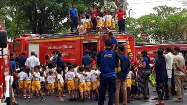 Suasana saat anak-anak mengikuti pengenalan mobil Pemadam Kebakaran (Damkar), Selasa (19/3) - kanalbali/KR11 
