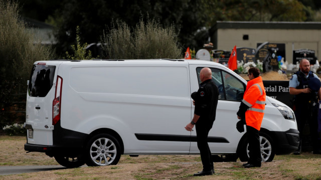 Polisi berjaga di sekitar lokasi pemakaman korban penembakan Christchurch yang di adakan di Memorial Park Cemetery di Christchurch, Selandia Baru. Foto: REUTERS/Jorge Silva