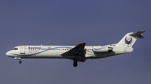 Ilustrasi Pesawat fokker 100 Iran Air. Foto: Shutterstock