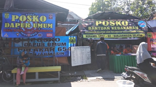 Dapur umum di lokasi kebakaran di Gang Sederhana, Jalan Kelayan A, Banjarmasin, Rabu (20/3/2019). Foto: Zahidi/banjarhits.id