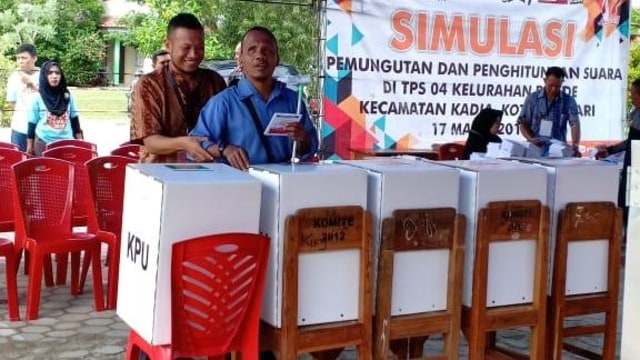Simulasi pemungutan surat suara yang dilakukan oleh KPU Kota Kendari untuk pemilih berkebutuhan khusus, Foto: Dok. KPU Kendari 