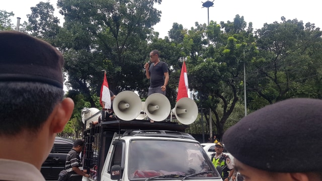 Sejumlah massa melakukan aksi demo di depan Kantor Kementerian Agama di Jalan Lapangan Banteng, Jakarta. Foto: Efira Tamara Thenu/kumparan