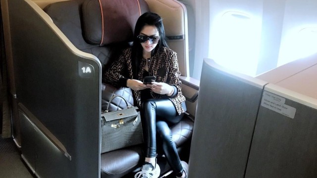 Pose Syahrini ketika berada di pesawat. Foto: Instagram/@princessyahrini