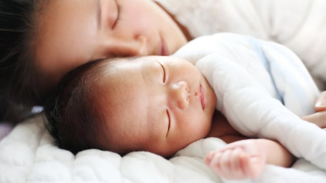 Ilustrasi bayi tidur bersama ibu Foto: Shutterstock