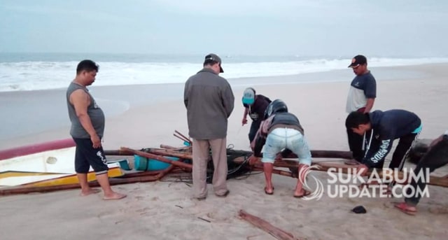 Perahu nelayan di Ciracap Sukabumi rusak diterjang ombak tinggi. | Sumber Foto:Ragil Gilang.