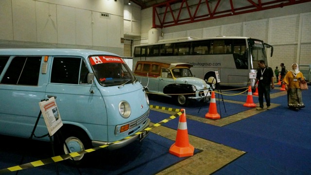 Pengunjung sedang melihat mobil tua di pameran Indonesia Classic N Unique Bus 2019. Foto: Helmi Afandi/kumparan