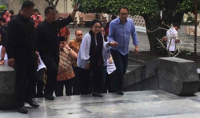 Megawati bersama rombongan saat di Makam Bung Karno
