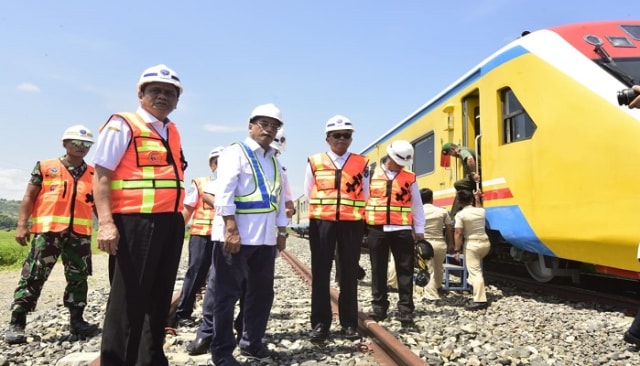 Menteri Perhubungan Budi Karya Sumadi bersama Gubernur Sulsel, Nurdin Abdullah tinjau pembangunan KA Makassar-Parepare (Makassar Indeks).