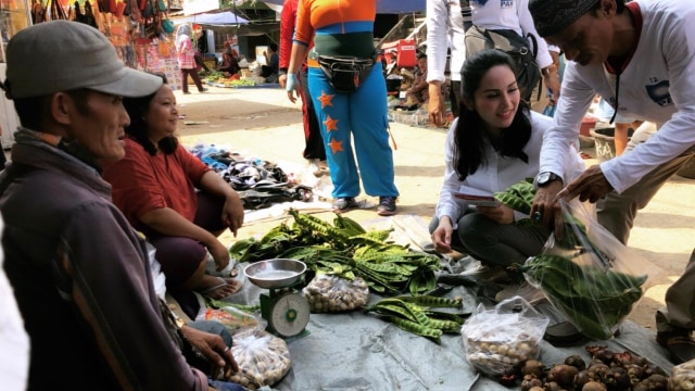 Siti Apriliia Susanti yang merupakan caleg DPRD Palembang saat mengunjungi pasar (istimewa)