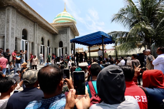 Warga menonton pelaksanaan hukum cambuk di Masjid Baiturrahman, Lampoh Daya, Banda Aceh, Rabu (20/3). Foto: Suparta/acehkini