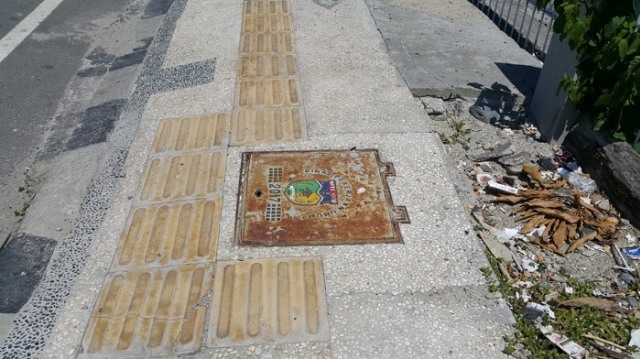 Salah satu Manhole Cover atau penutup lubang saluran drainase trotoar yang ada di Kota Palu. Foto: PaluPoso/Firman