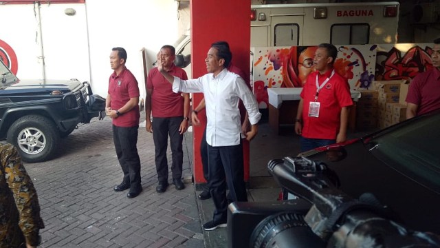 Calon Presiden nomor urut 01, Jokowi (tengah) sambangi Kantor DPD PDIP DKI Jakarta, Rabu (20/3). Foto: Fahrian Saleh/kumparan