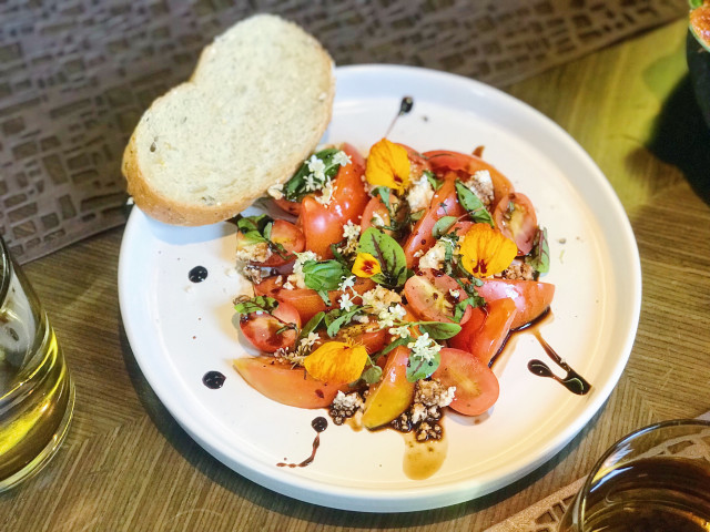 Salad caprese.